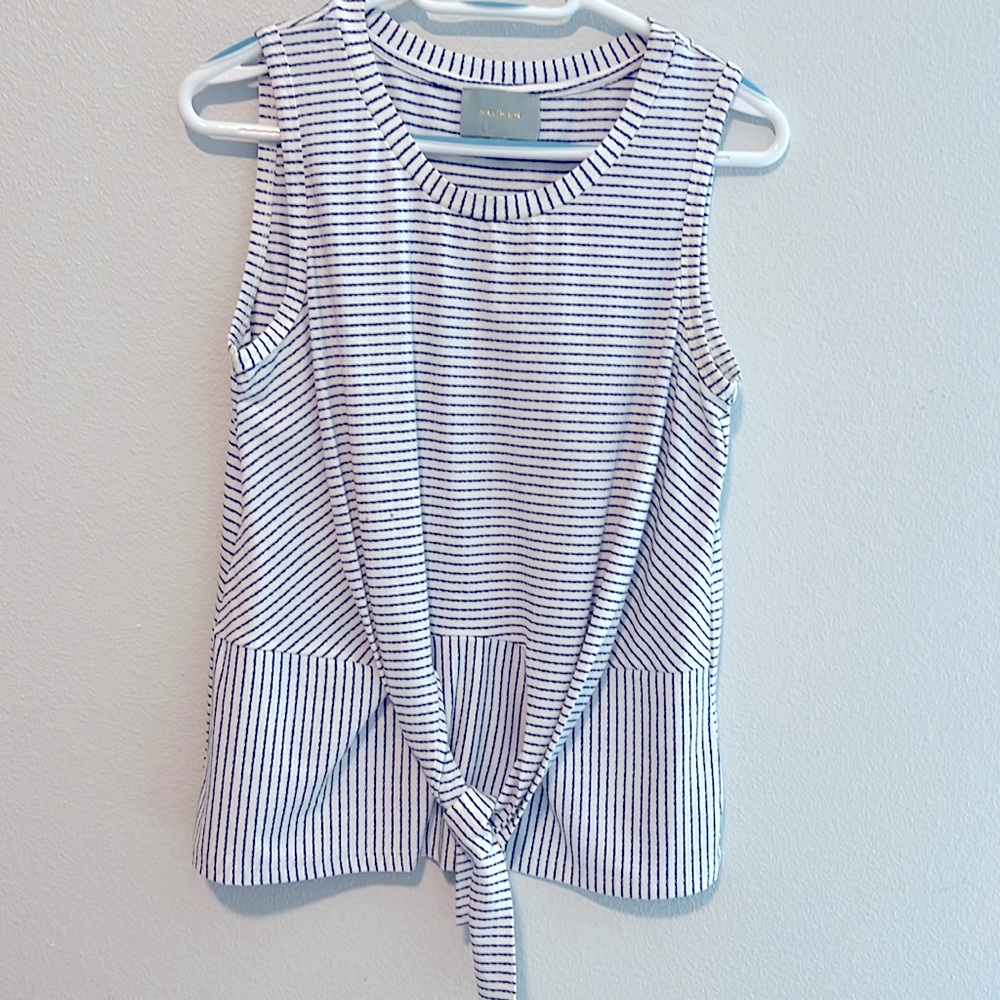 Ladies sleeveless top with tie in front
Size S